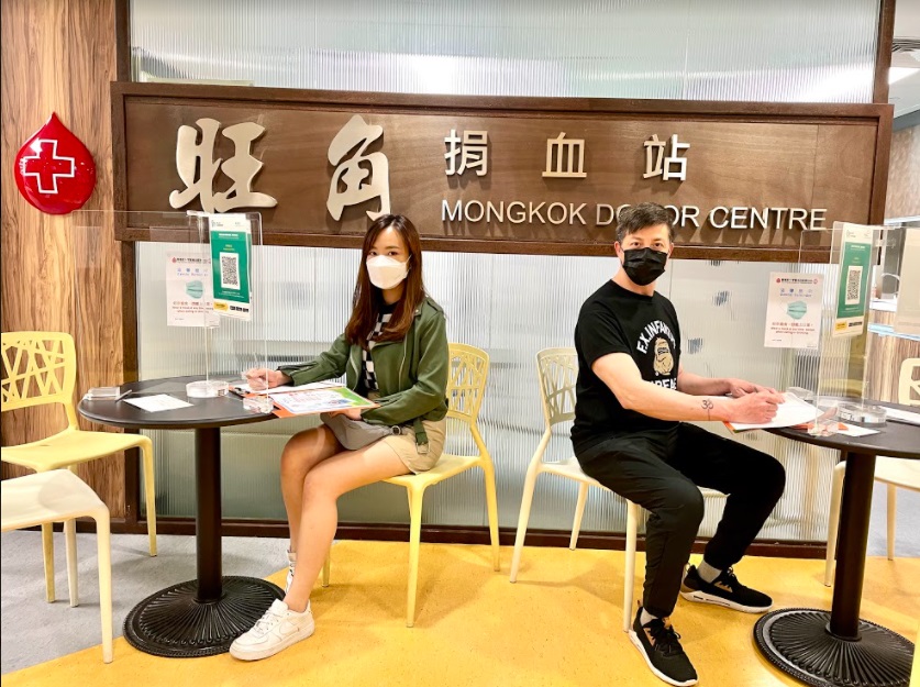 他們先進行探熱,以消毒液搓手,再填寫登記表格及問卷。