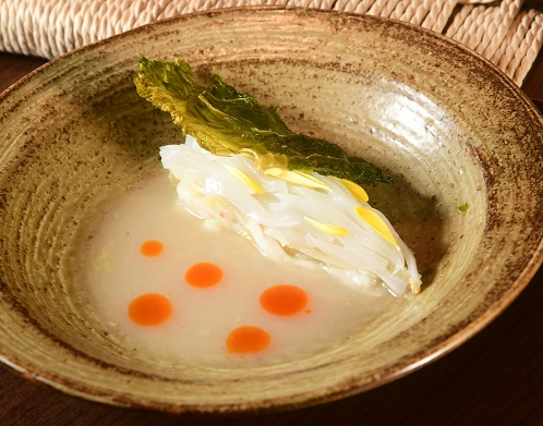 Ika White Kimchi $148日本刺身級魷魚切成如麵條般的細絲，伴季節性醃漬蔬果及椰菜薄脆，清爽開胃。