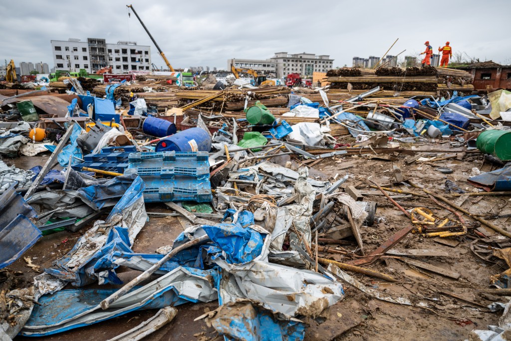 湖北省黃岡市黃州區東湖街道受災物流園區，救援人員在進行搜救工作。 新華社