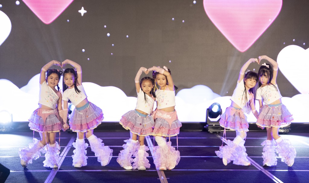 年齡最小的「Shining Baby」勇奪「舞台魅力大獎」。 年齡最小的「Shining Baby」勇奪「舞台魅力大獎」。