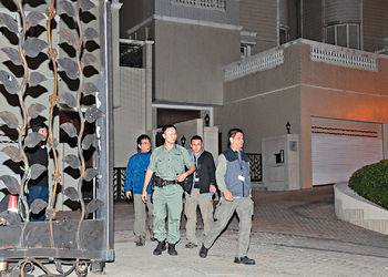 ?窆警方到場，一家四口仍驚惶不敢應門。