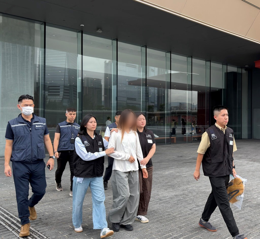 期間入境處拘捕兩名涉嫌違反逗留條件、未經批准在港從事導遊工作的內地女子。政府新聞處圖片 期間入境處拘捕兩名涉嫌違反逗留條件、未經批准在港從事導遊工作的內地女子。政府新聞處圖片