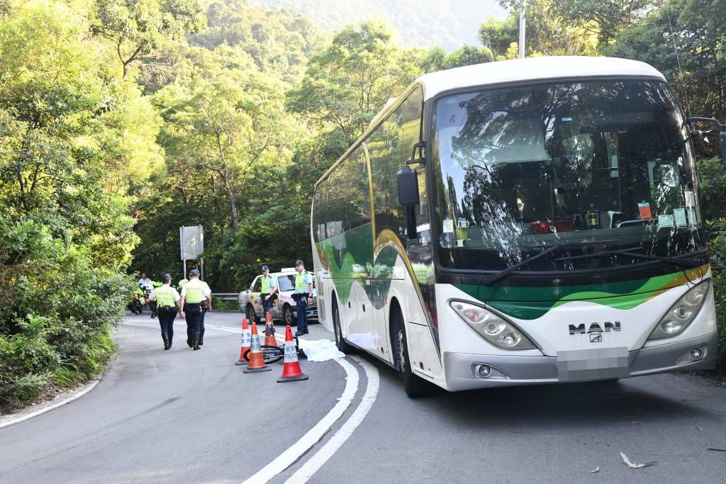 警方指羗山道路段特点是坡度大而且弯多路窄，盲位较多。