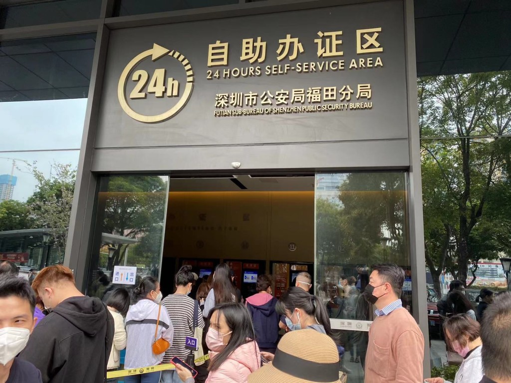 有深圳市民办理好签证后，准备即刻到福田口岸，过关来香港办事。梁伊琪摄