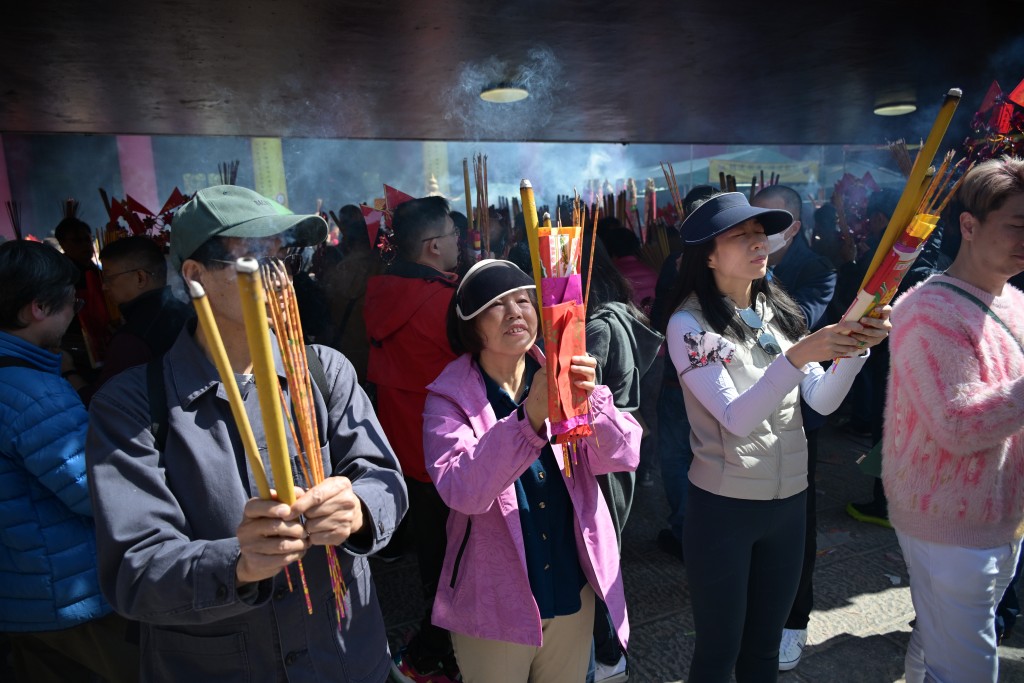 市民在车公庙上香祈福。资料图片