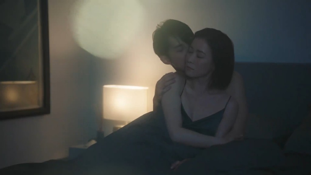 除了男主角馬國明跟多位TVB小花有床戲外，女主角佘詩曼亦有「男寵」。