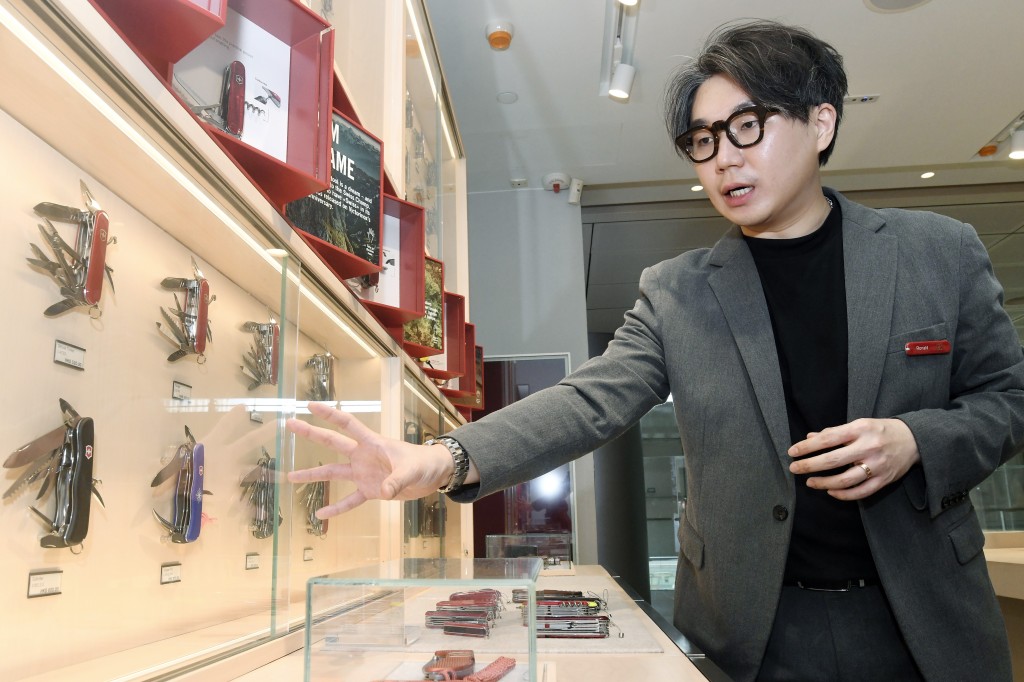 陳宏輝認為,前線銷售員亦肩負推廣本土文化的使命,超越純粹買賣的關係。 陳宏輝認為,前線銷售員亦肩負推廣本土文化的使命,超越純粹買賣的關係。