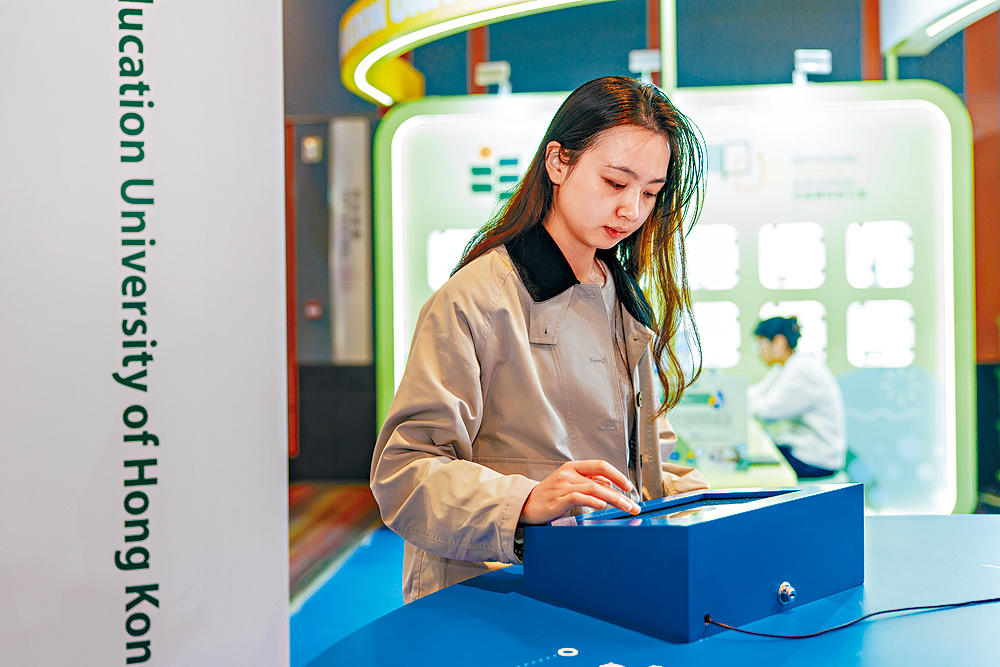 對來港僅三個月的管理系譚同學而言,團隊溝通協作是一大挑戰。她認為,YoChatGPT! 有助將零散的想法整理成清晰觀點,同時解決多語言溝通的難題,讓跨文化的小組溝通變得高效順暢。 對來港僅三個月的管理系譚同學而言,團隊溝通協作是一大挑戰。她認為,YoChatGPT! 有助將零散的想法整理成清晰觀點,同時解決多語言溝通的難題,讓跨文化的小組溝通變得高效順暢。