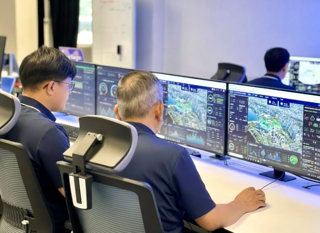 體育園運用綜合數據平台即時監測人流與環境數據，可按需要即時調節空調、 通風及照明，確保在香港國際七人欖球賽人潮高峰時，場館運作暢順，而球迷亦可享清涼舒適的觀賽體驗。啟德體育園