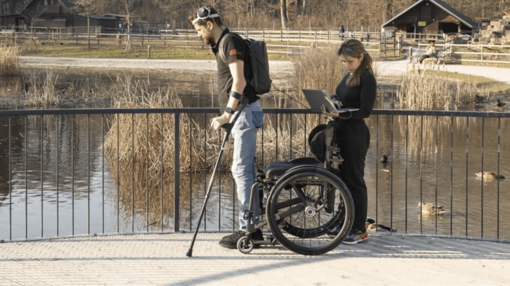 40歲荷蘭男子Gert-Jan雙腿癱瘓十多年，靠植入介面重新走路。 洛桑聯邦理工學院