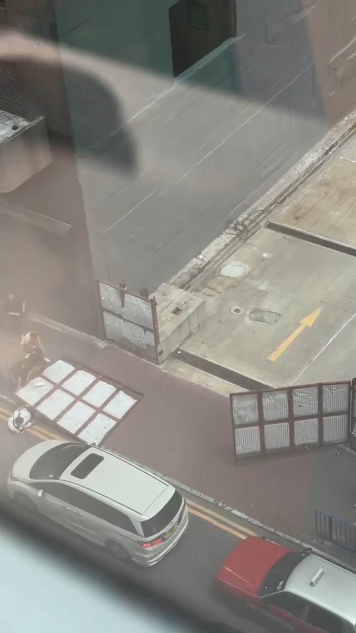 3至4名途人見狀,立即上前抬起鐵閘救人。Threads@wtfhahameme片段截圖 3至4名途人見狀,立即上前抬起鐵閘救人。Threads@wtfhahameme片段截圖