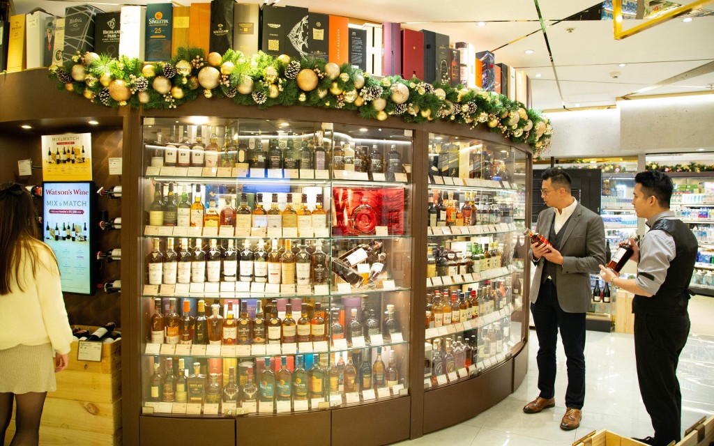 特區政府自去年10月宣布將進口價200元以上烈酒部分稅率由100%減至10%。資料圖片 特區政府自去年10月宣布將進口價200元以上烈酒部分稅率由100%減至10%。資料圖片