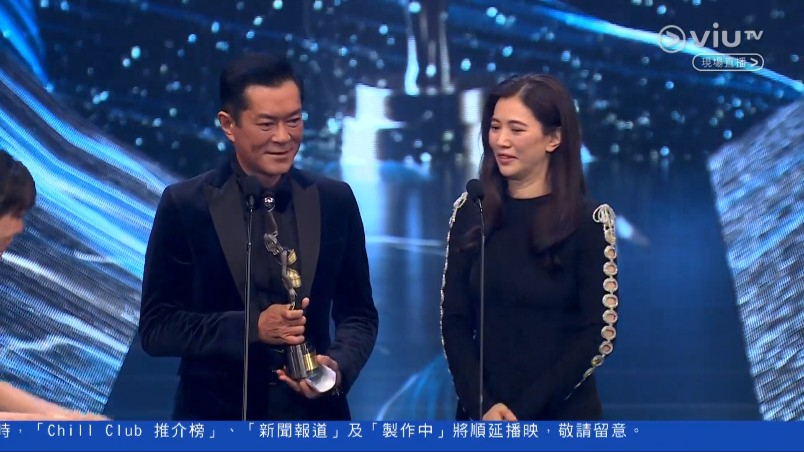 《金手指》梁朝偉奪得第42屆香港電影金像獎最佳男主角，並由太太劉嘉玲代領，梁朝偉透過視像通話講感言。
