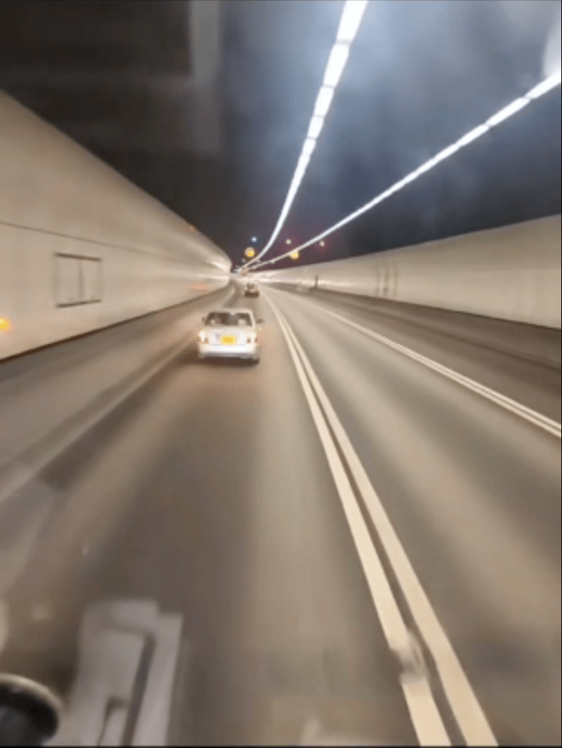 長青隧道正實施單管雙程行車，中間行車線封閉分隔來回車流。網上片段截圖