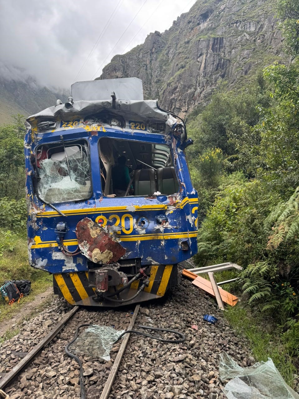 秘鲁有火车相撞司机身亡，逾30名乘客受伤包括4名中国游客。Ｘ