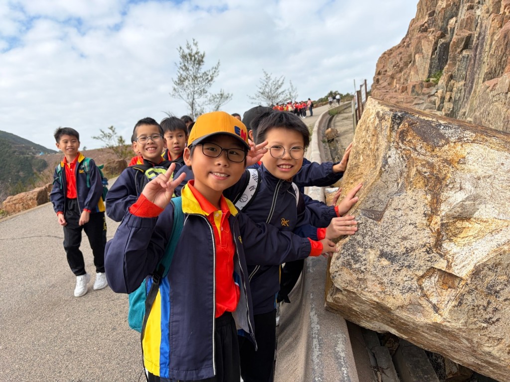 學生到西貢地質公園進行實地考察,(圖:受訪學校提供) 學生到西貢地質公園進行實地考察,(圖:受訪學校提供)