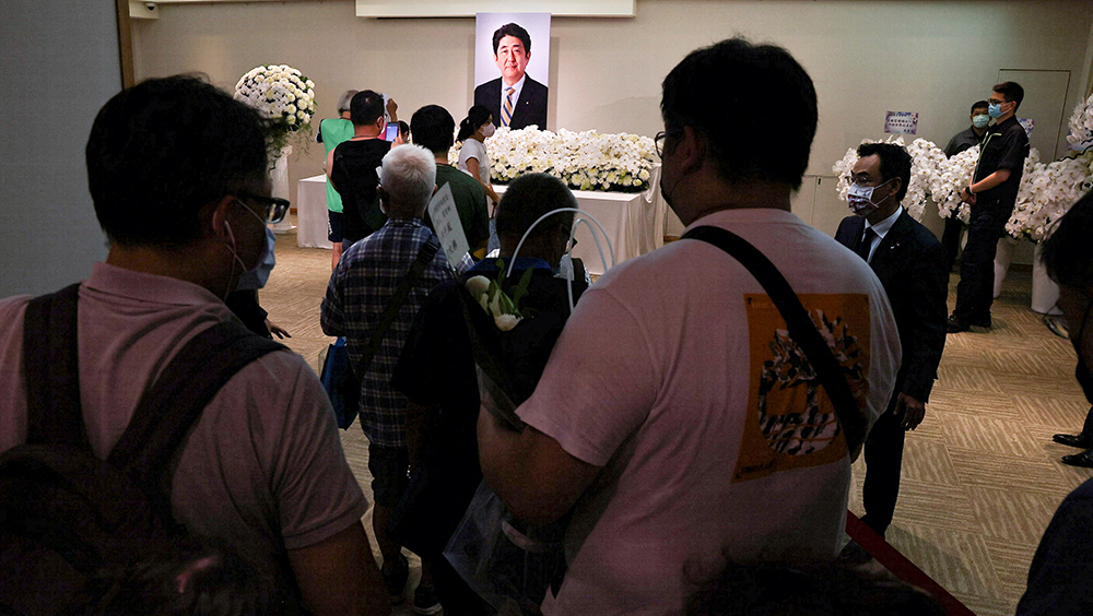 哀悼者向已故日本前首相安倍晋三表示敬意，路透社图片