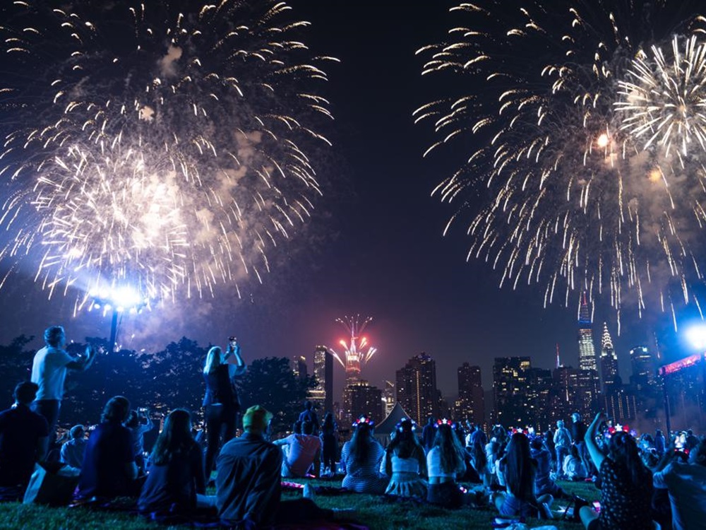 美國多地昨日舉行不同活動,以慶祝美國245周年國慶。美聯社圖片