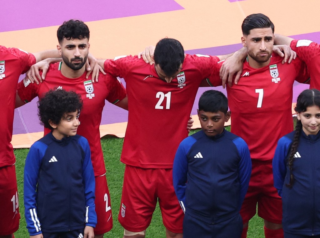 伊朗球员首场世界杯首发球员出赛拒唱国歌，有球员甚至沉默低头。路透