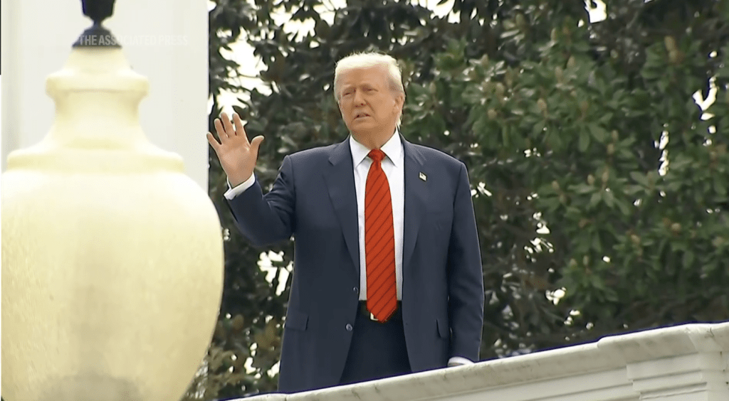 特朗普突然出现在白宫西翼的屋顶上,称要视察“新项目”。美联社 特朗普突然出现在白宫西翼的屋顶上,称要视察“新项目”。美联社