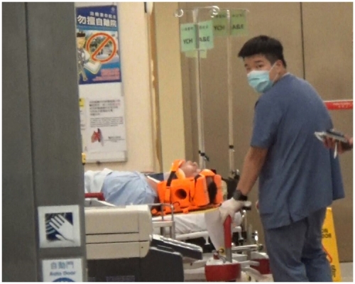 事主的頭頸部受傷，救護員到場將其送院治理。