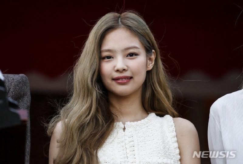 Fans係咁話Jennie髮色係橙色，所以濟州拍拖相中嘅唔係佢，但呢張係新相囉。