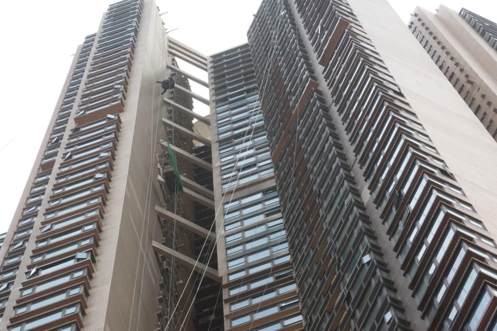 消防「飛將軍」陸續救出被困人士。