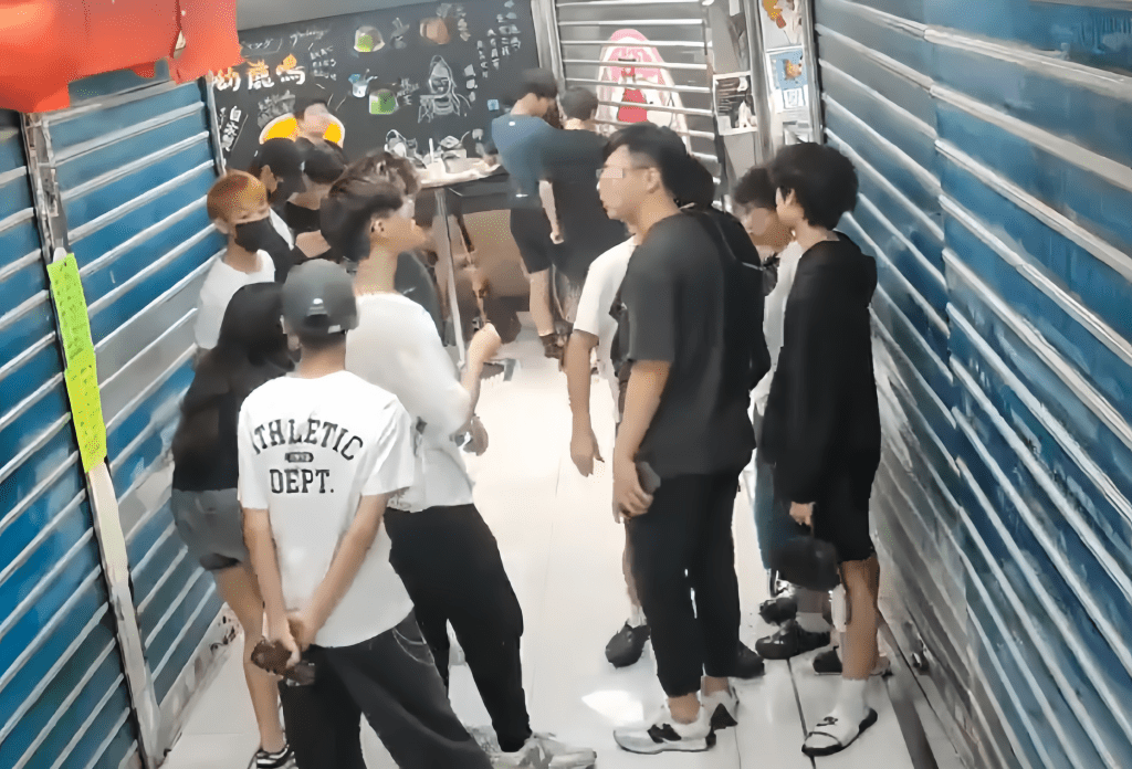 《星島申訴王》早前了解葵涌廣場三樓童黨聚集滋擾事件。受訪者提供