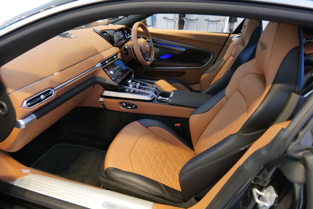 全新旗艦超跑Aston Martin Vanquish車廂以雙色名貴皮革包裹。