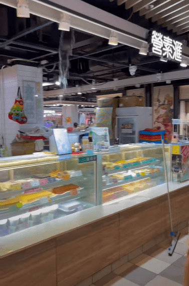涉事摊位出售素食、中式糖水及糕点。网上片段截图