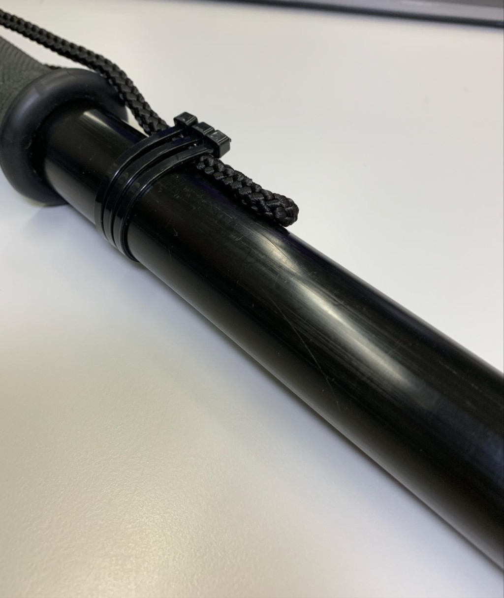 警方表示,警棍尾部繫有膠索帶,用以固定警棍尾部的繩。 警方提供