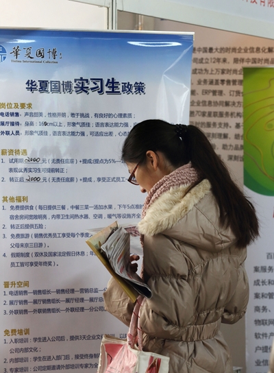 不实习不发毕业证？内地职校被揭贩卖实习生。 新华社