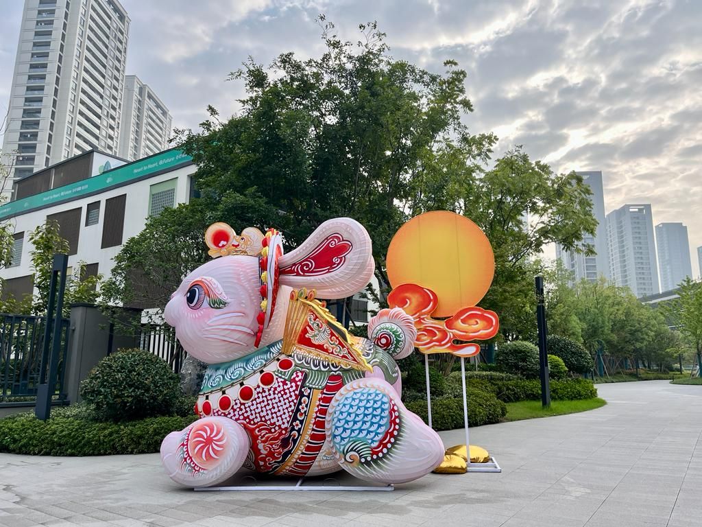 「媒體村」大道上放置了一隻巨型中秋兔。徐嘉華攝