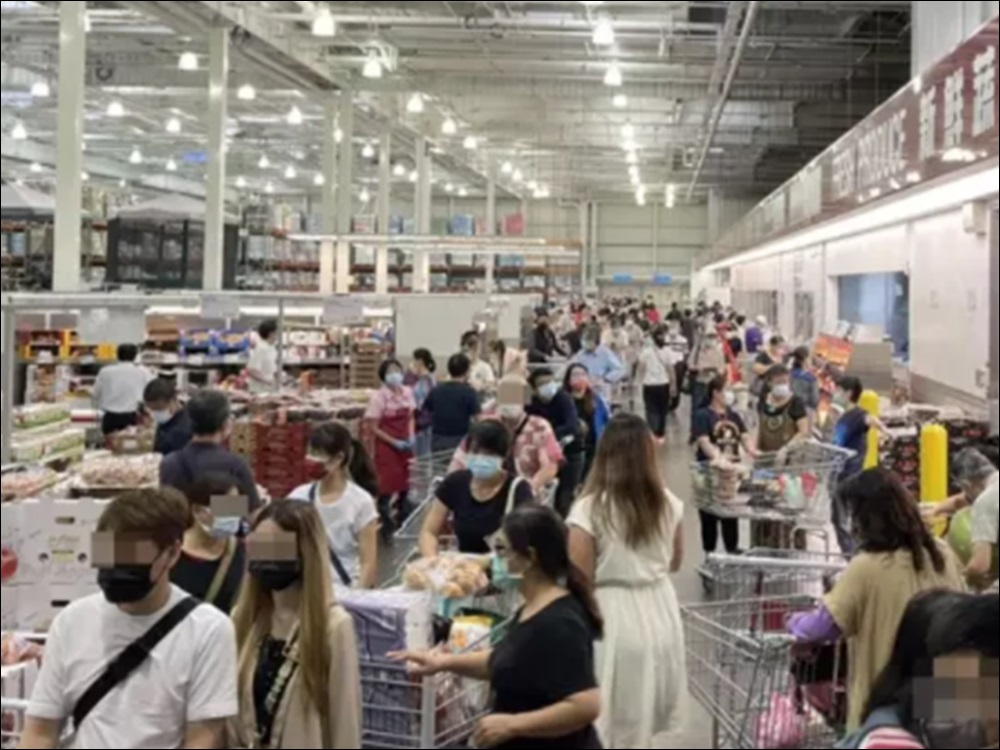 新北市多間超市昨午起湧現人潮。網圖