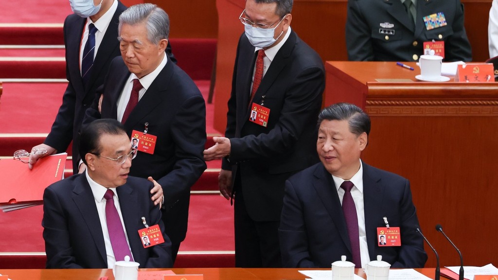 二十大閉幕式，前總書記胡錦濤提早離場，與習近平、李克強打招呼。互聯網
