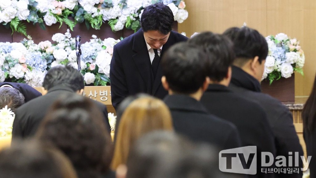 丁一宇有份致悼詞,他泣不成聲。 丁一宇有份致悼詞,他泣不成聲。