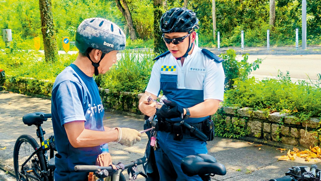 新界北總區人員早前進行街頭宣傳活動，提升市民對單車相關法例及道路安全認知。