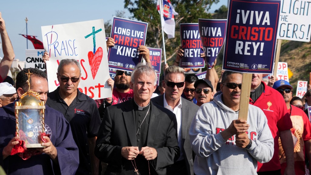 今年6月，斯特里克蘭參加抗議道奇隊表彰諷刺天主教的「變裝皇后」人妖團「永久放縱姐妹會」。  路透社