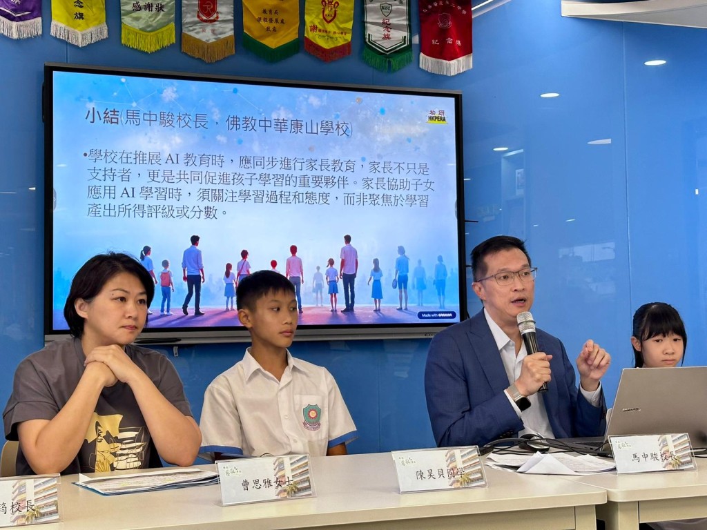 馬中駿(右二)認為,學校在推展AI教育時,應同步進行家長教育,家長曹思雅(左一)表示「極度同意用AI教學」。鍾綽盈攝 馬中駿(右二)認為,學校在推展AI教育時,應同步進行家長教育,家長曹思雅(左一)表示「極度同意用AI教學」。鍾綽盈攝