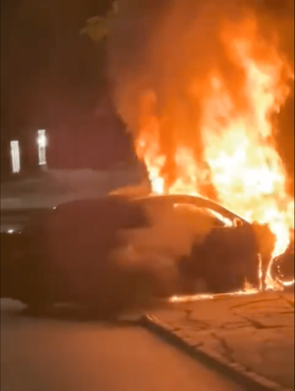 私家车车头严重焚毁，付之一炬。网上片段截图