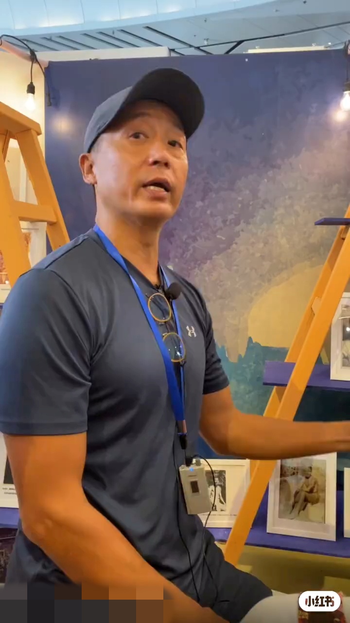 莫家堯在展覽現場擔任導賞,向參觀者講解King Sir的戲劇人生。 莫家堯在展覽現場擔任導賞,向參觀者講解King Sir的戲劇人生。