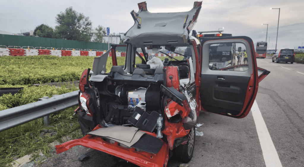 的士車尾被撞至嚴重變形，連車頂也彎曲翹起，儼如廢鐵。黎志偉攝
