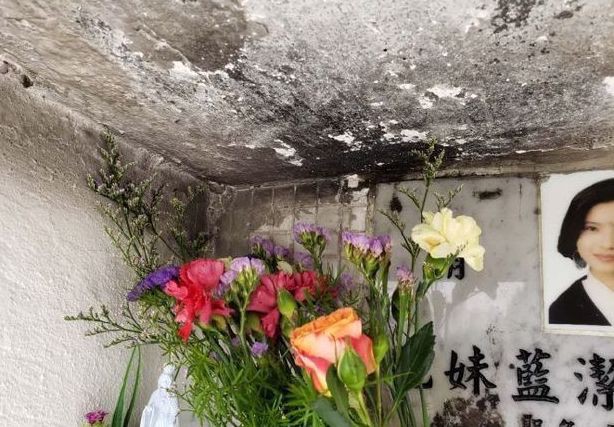 藍潔瑛的墓碑在2019年一度被熏黑。