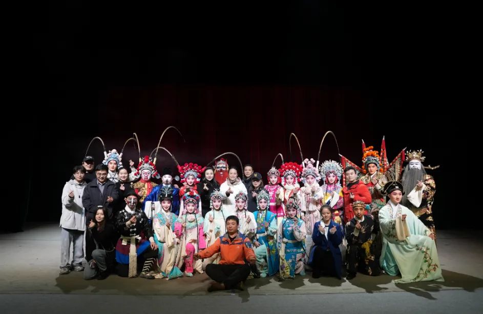 湖南昆劇團穿戲服跳科目三，網民激讚。