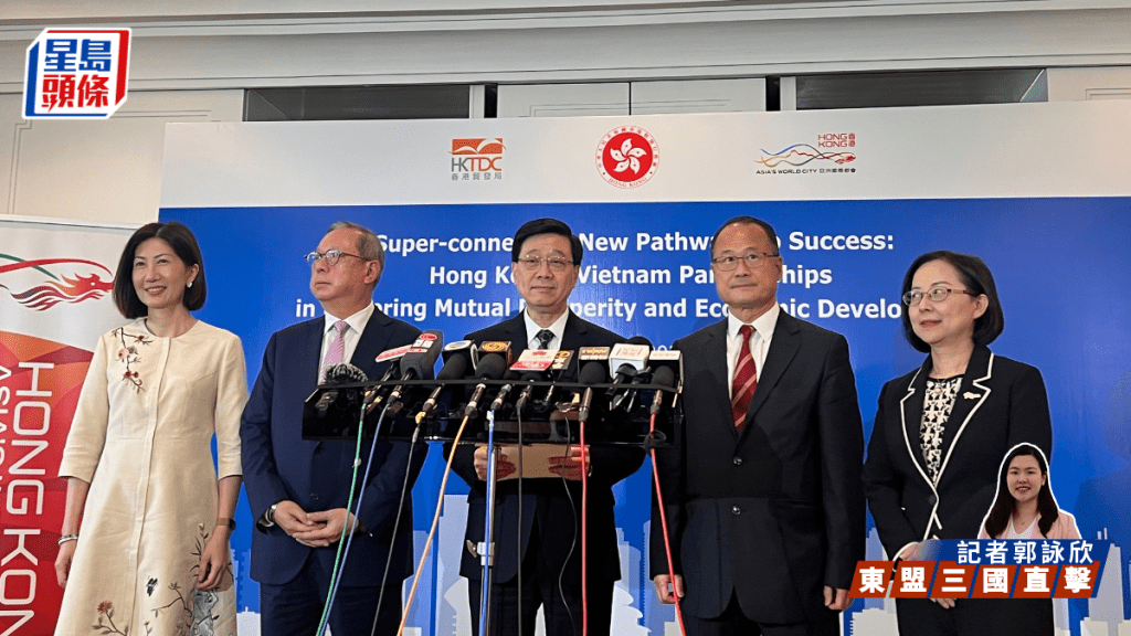 李家超在越南胡志明市總結東盟三國訪問行程。郭詠欣攝