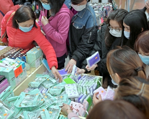 疫情下市民近月四出搜購口罩。資料圖片