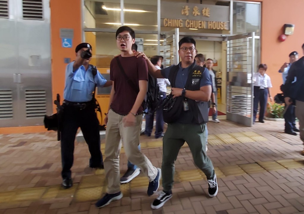 陳浩天被押離大廈時呼籲港人罷工,並大叫「香港人加油」。 林思明攝