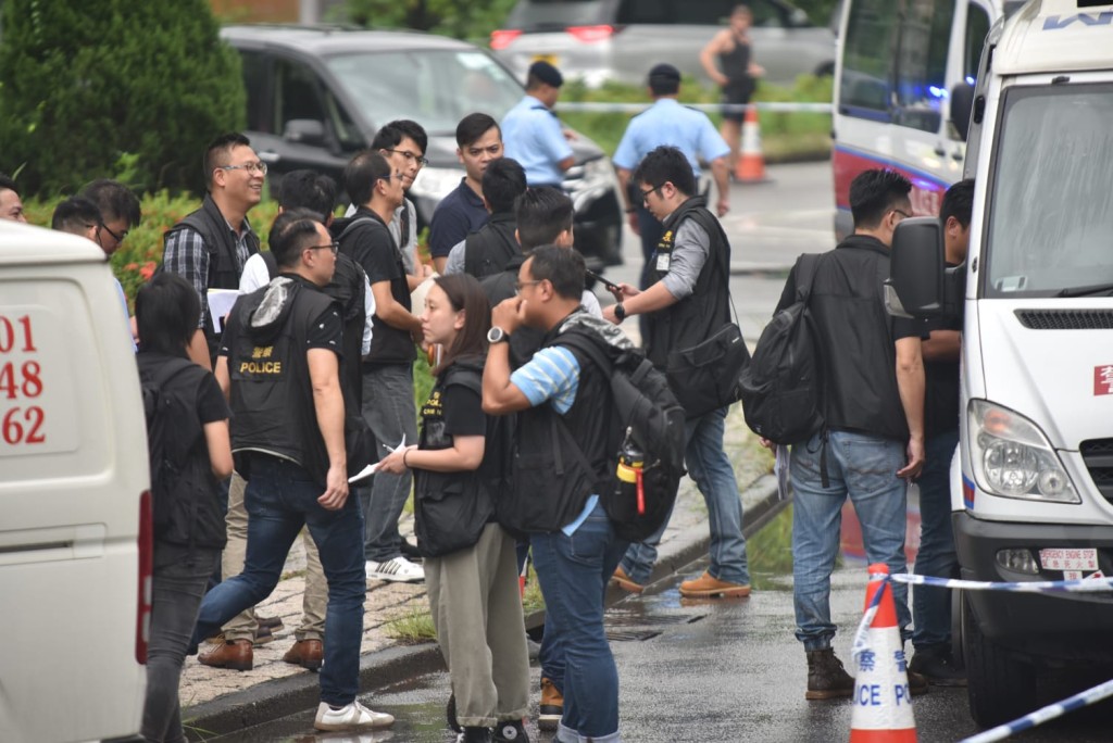 大批警員在現場調查。楊偉亨攝