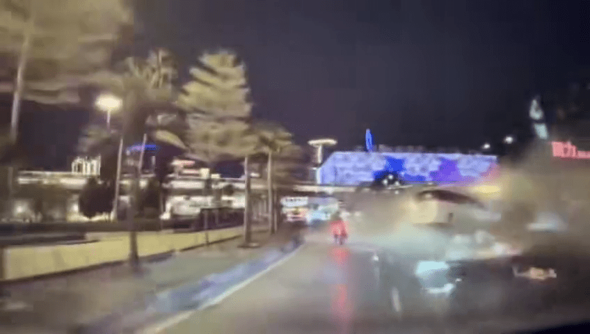 白色七人車與對面線車輛相撞。