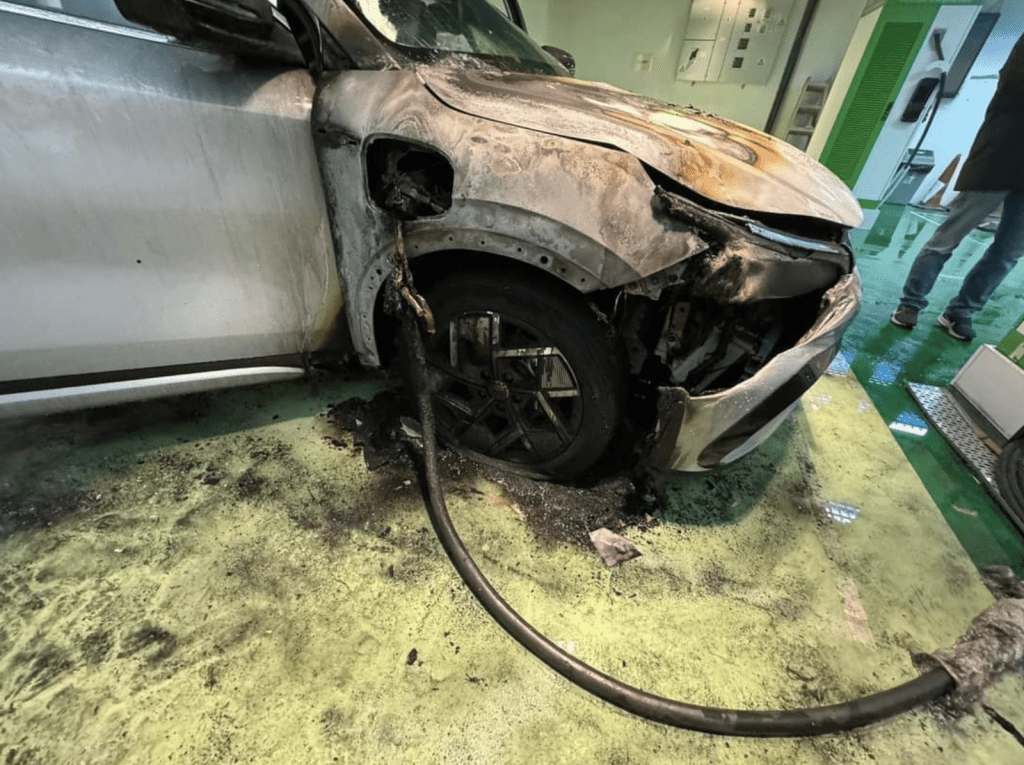 涉事比亚迪电动私家车车头遭严重烧毁。